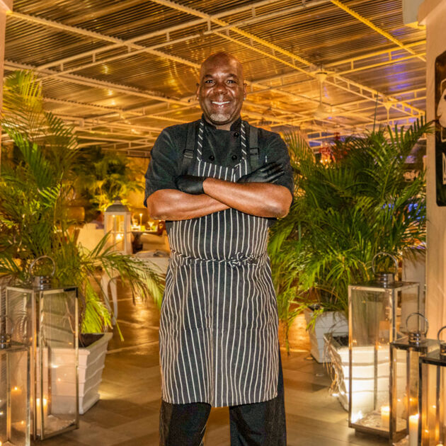 man staat voor restaurant big fish