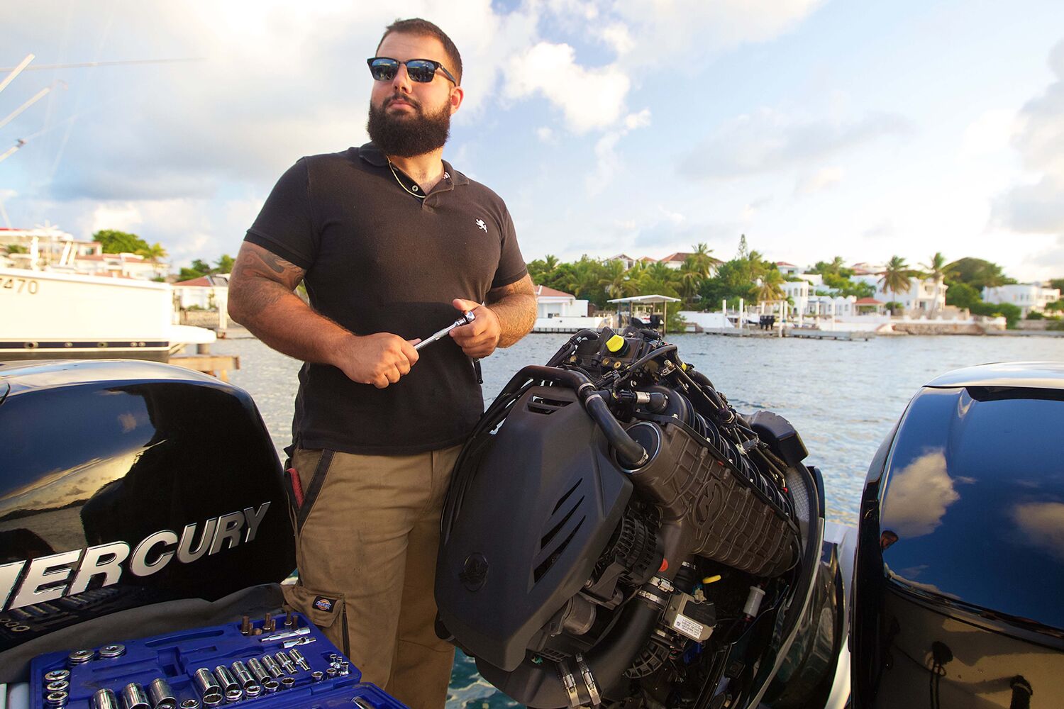 ondernemer-op-boot-onderhoud-motorblok