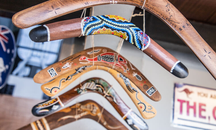 boomerangen hangen aan plafond