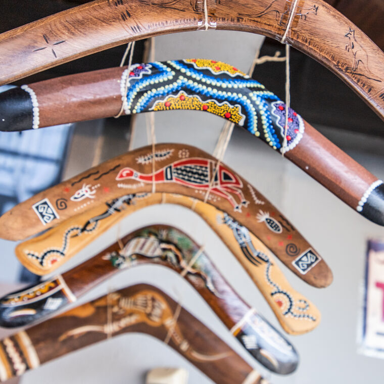 boomerangen hangen aan plafond