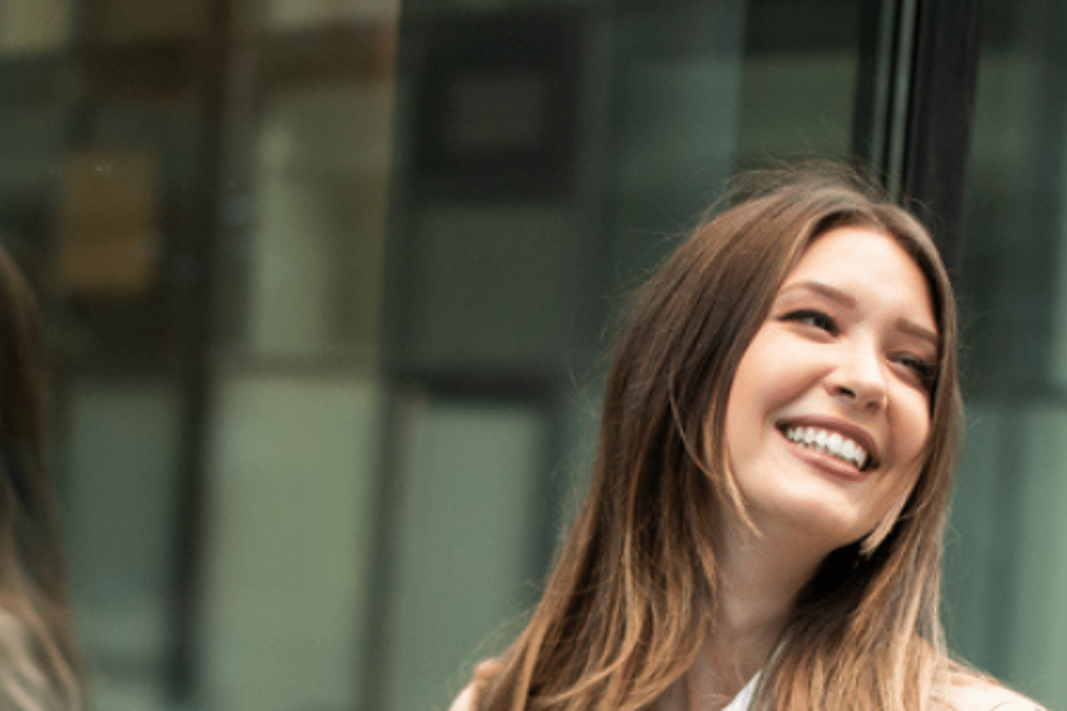 header van twee vrouwen die netjes gekleed zijn en een gesprek voeren