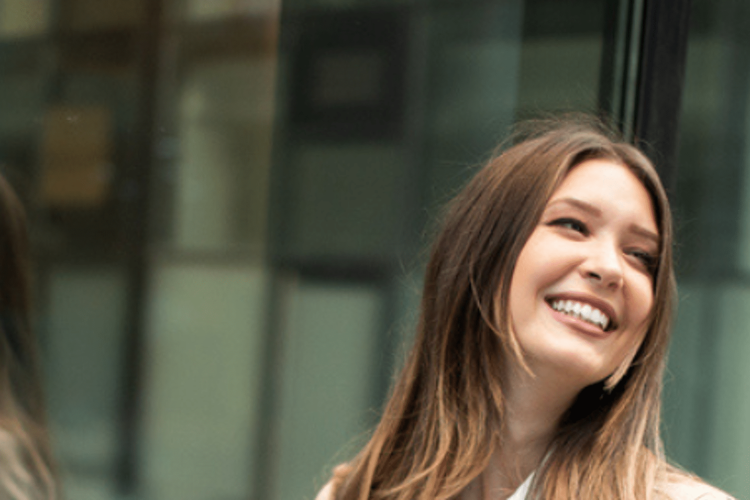 header van twee vrouwen die netjes gekleed zijn en een gesprek voeren