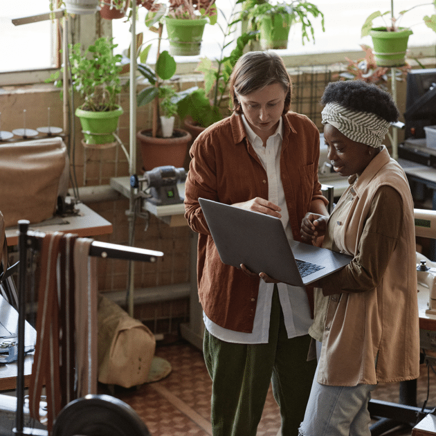 tijdens een proejct volgen twee vrouwen een training