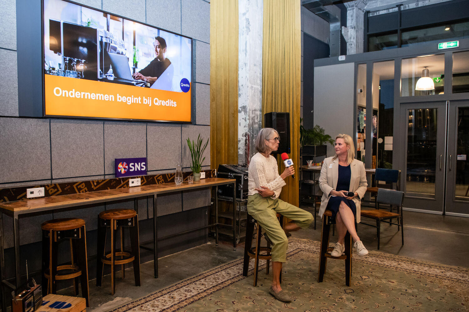 Twee vrouwen geven een presentatie 