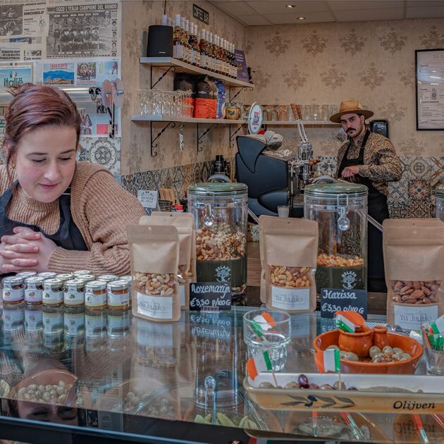 Ondernemersverhaal Stefano Juliano. Vrouw kijkt naar vitrine. 