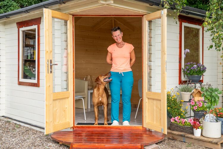 vrouw-staat-met-hond-in-deuropening