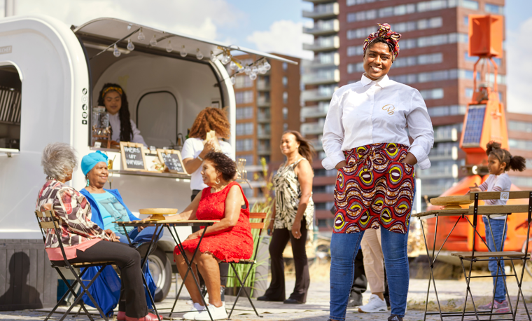 een vrouw heeft een foodtruck gefinancierd door qredits