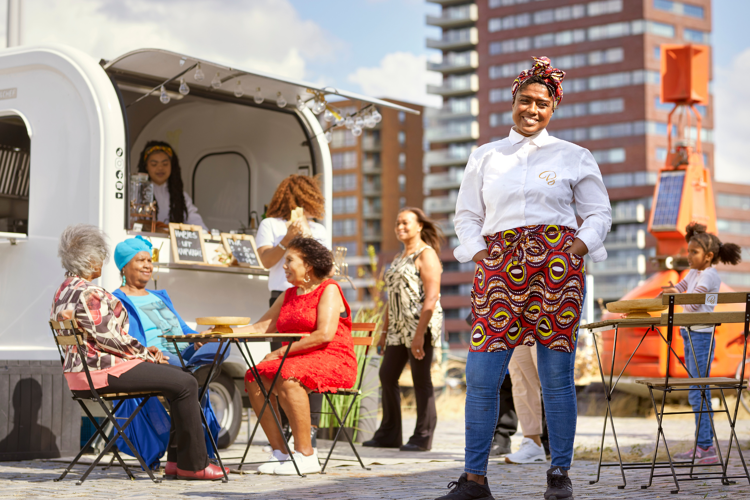 vrouw-staat-trots-voor-haar-foodtruck (1)