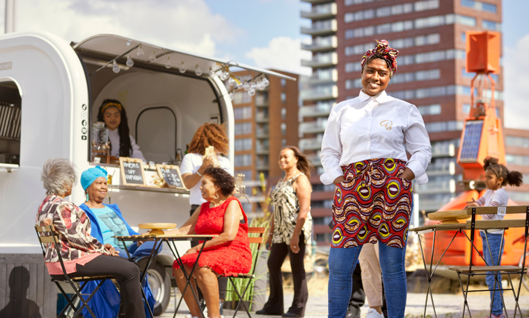 een vrouw heeft een foodtruck gefinancierd door qredits