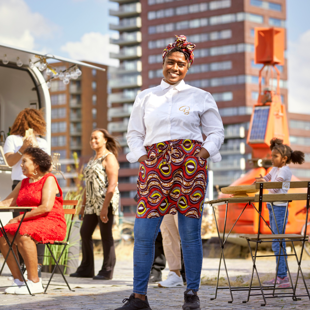een vrouw heeft een foodtruck gefinancierd door qredits