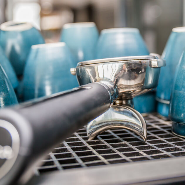 Blauwe koffie kopjes met koffie zet apparatuur 