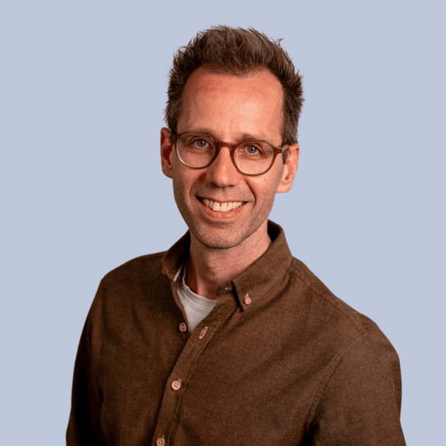 medewerker Qredits Bart Zwerts man in blauw shirt voor grijze achtergrond