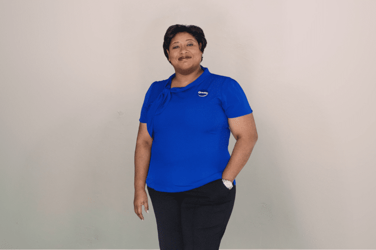 medewerker Qredits Dilia Pieter blauw Qredits shirt hand in zak