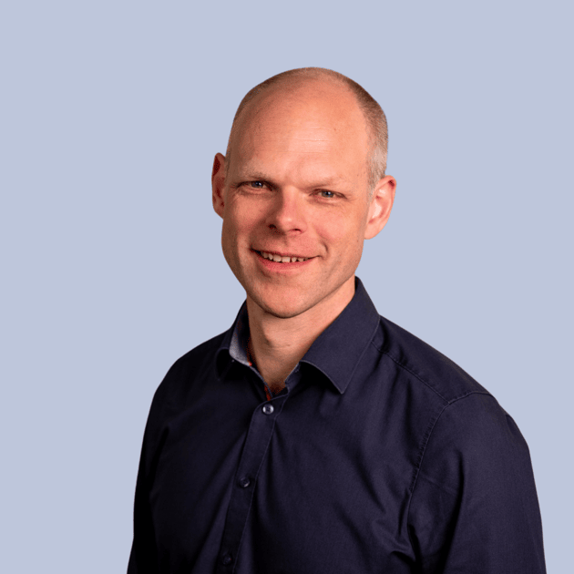 medewerker Qredits Elmer den Braven man in wit shirt voor grijze achtergrond