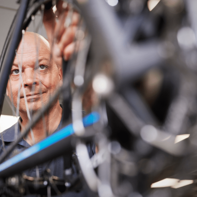Man bekijkt en werkt aan een fiets
