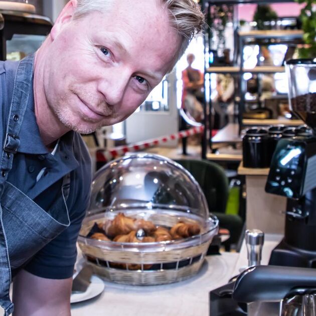 Man staat voor koffieapparaat