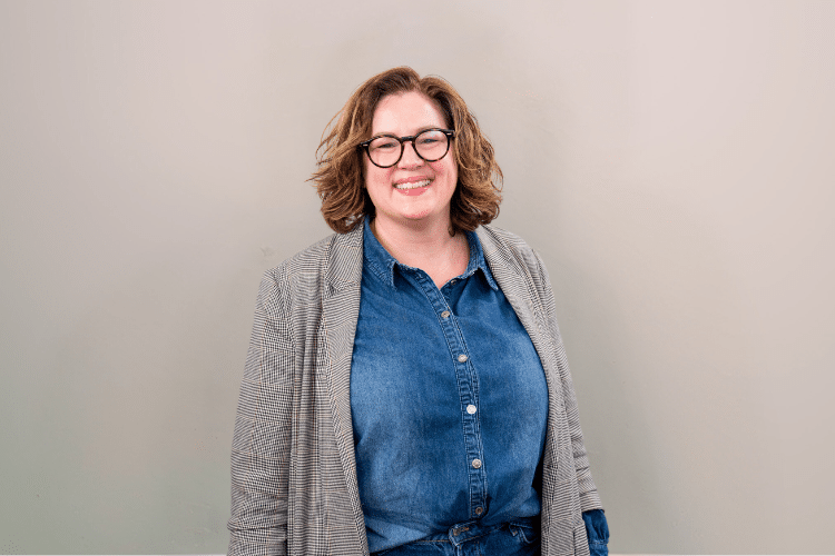 medewerker Qredits Hylke Tielenburg blauwe blouse en grijze blazer