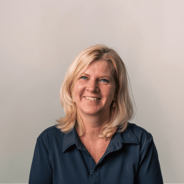 medewerker Qredits Jacqueline Sibon vrouw in zwart shirt voor grijze achtergrond