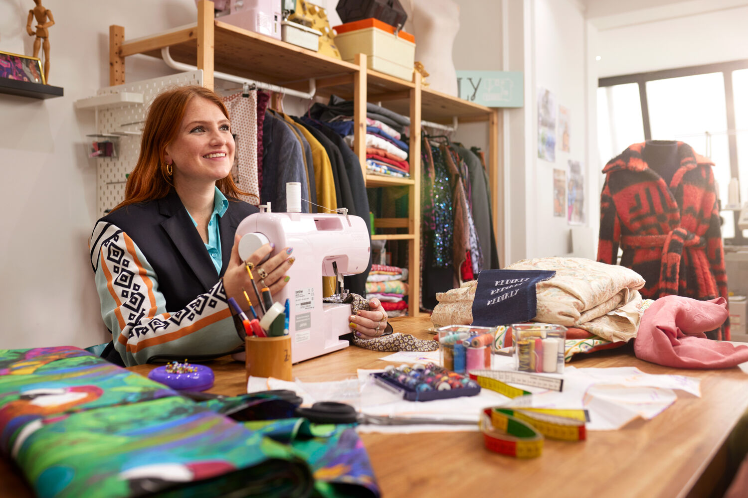 Vrouw Redikly maakt haar eigen kleding in haar kledingwinkel
