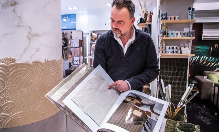 Man toont interieur inspiratieboek 