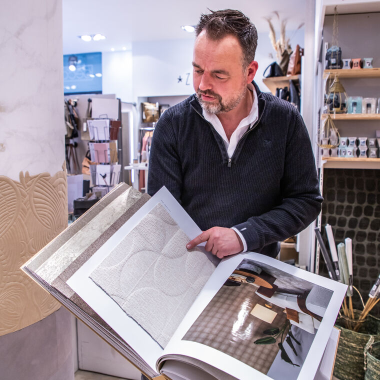 Man toont interieur inspiratieboek 