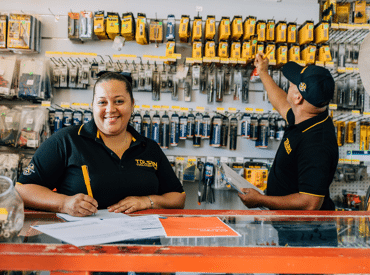 man-en-vrouw-achter-balie-gereedschap