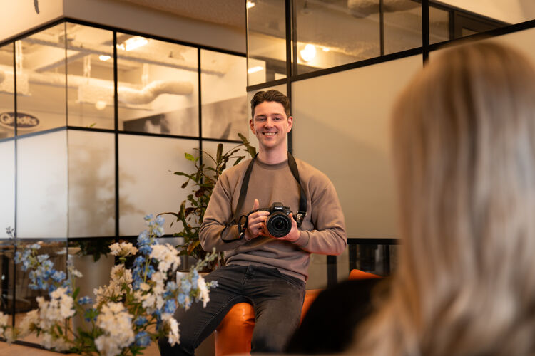 man-lacht-met-camera-in-handen