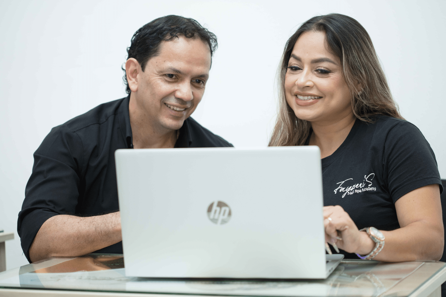 man-vrouw-achter-laptop-curacao