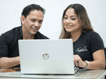 man-vrouw-achter-laptop-curacao