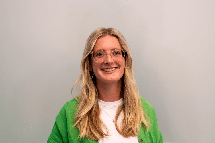 medewerker Qredits Marieke Knorren vrouw in groen jasje voor grijze achtergrond