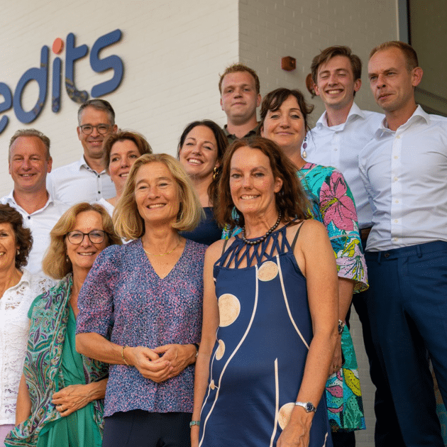 Minister Adriaansens met Qredits personeel voor Qredits kantoor