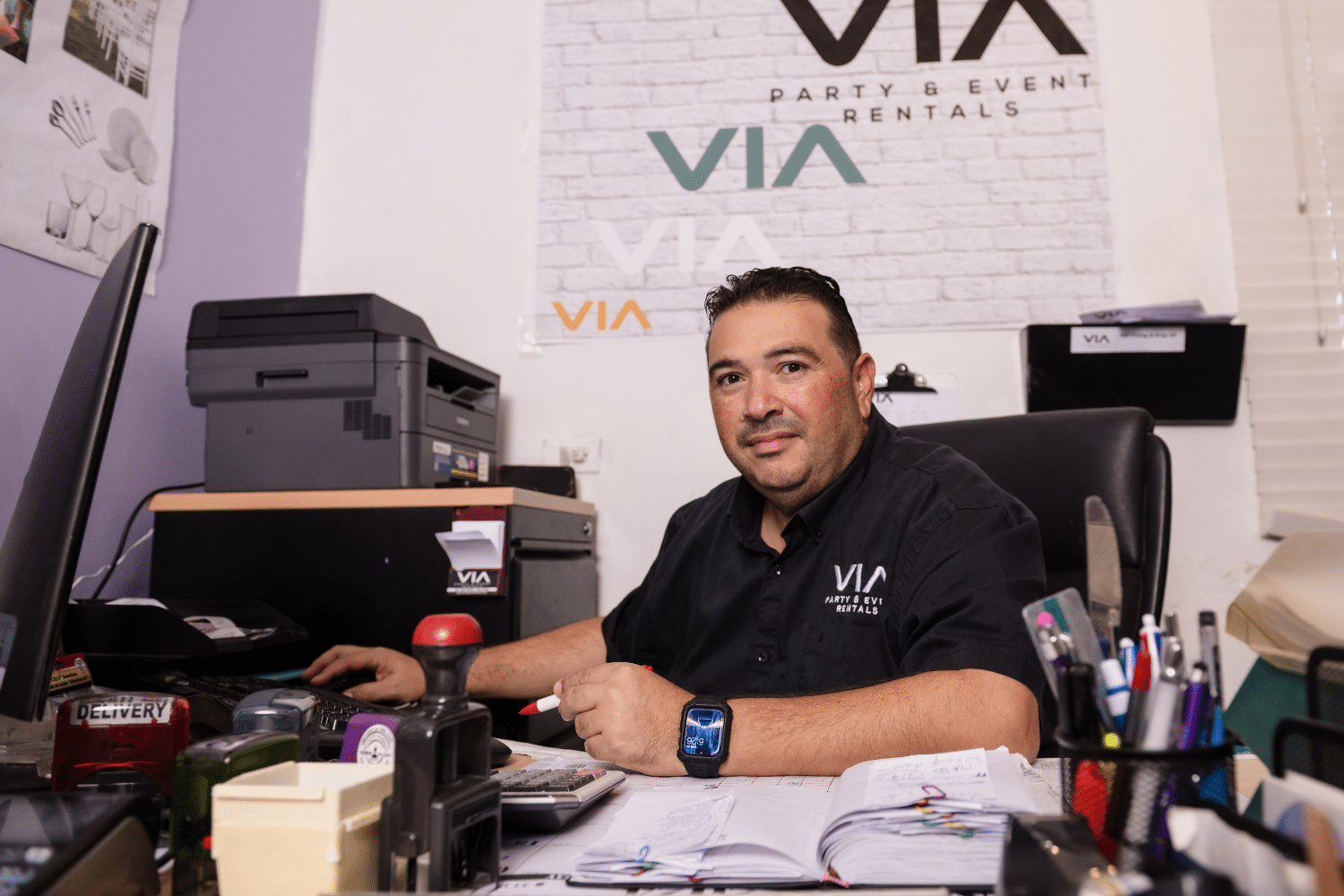 Man in zwart shirt in kantoor achter zijn computer