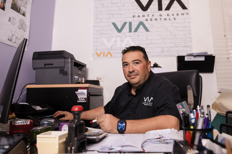 Man in zwart shirt in kantoor achter zijn computer