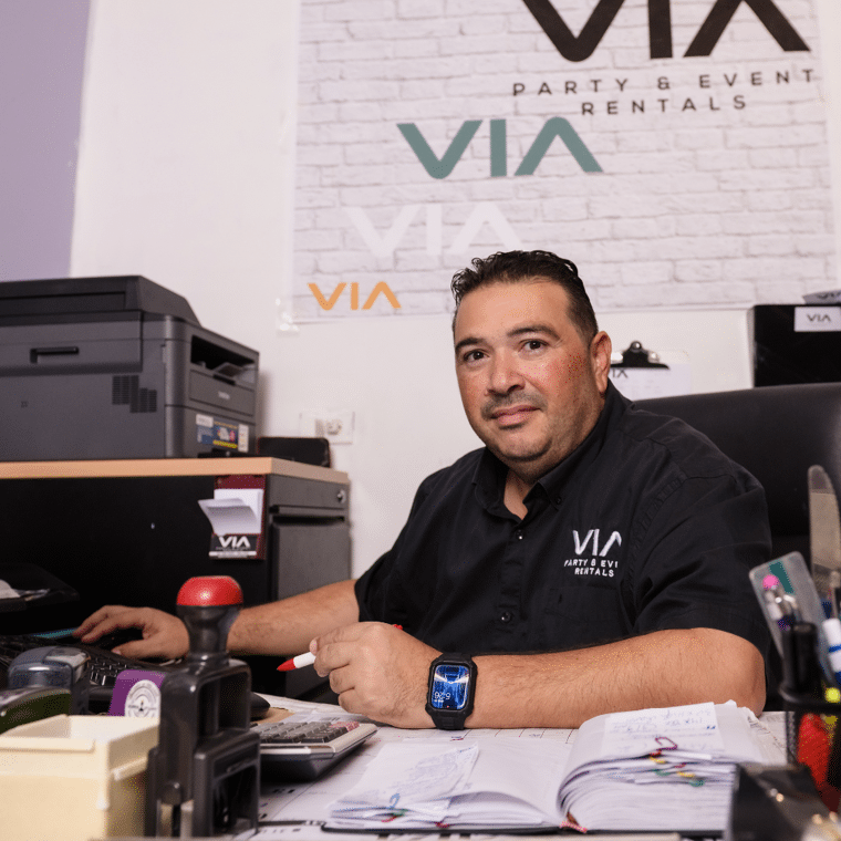 Man in zwart shirt in kantoor achter zijn computer