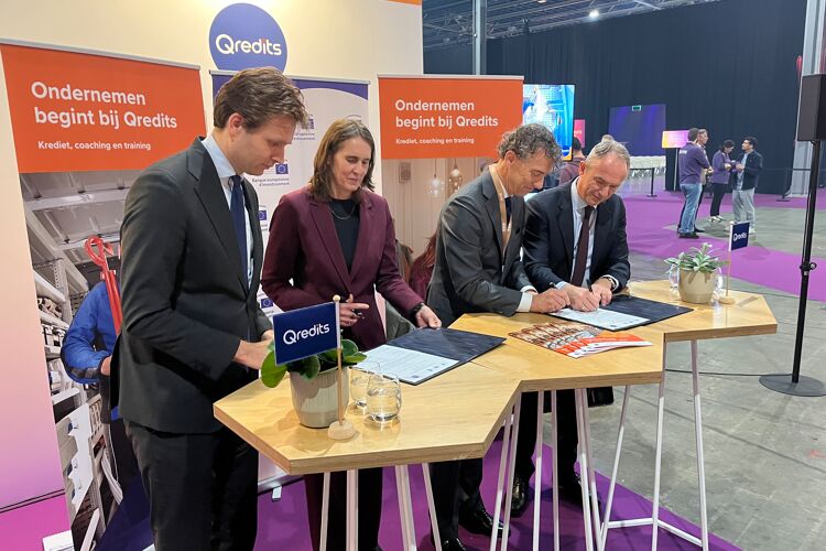Ondertekening overeenkomst Minister, EC, Qredits, EIB