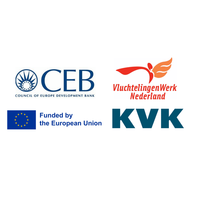 Vier logos op witte achtergrond. De logos zijn van: Council of Europe Development Bank, VluchtenlingenWerk Nederland, European Union en de Kamer van Koophandel.