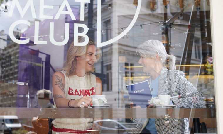 twee dames in gesprek