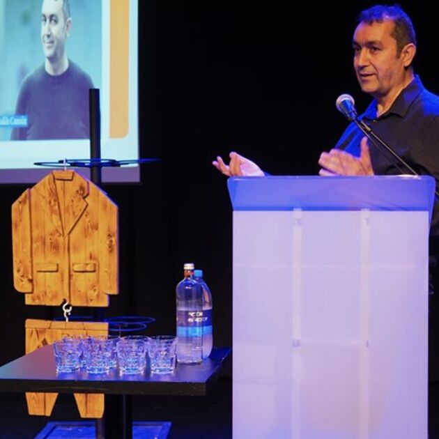 Man geeft presentatie op een podium.