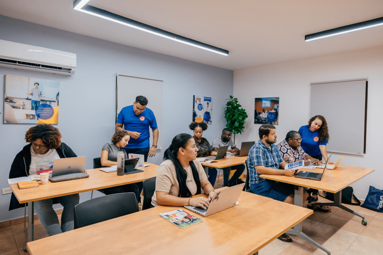 Studenten letten op tijdens een Qredits academy les