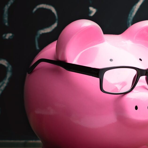 Roze spaarvarken met bril en rekenmachine