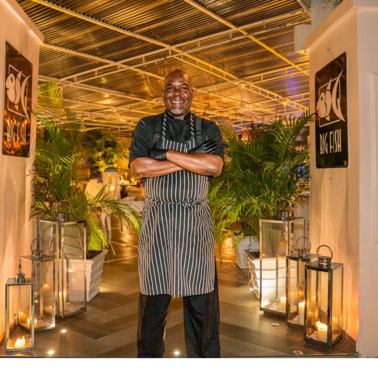 man staat voor restaurant big fish