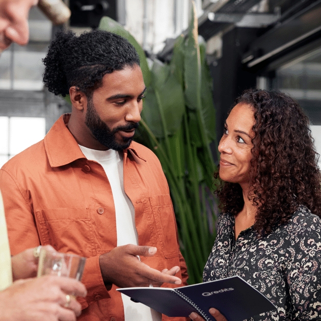 man en vrouw kijken elkaar aan na een training belastingen