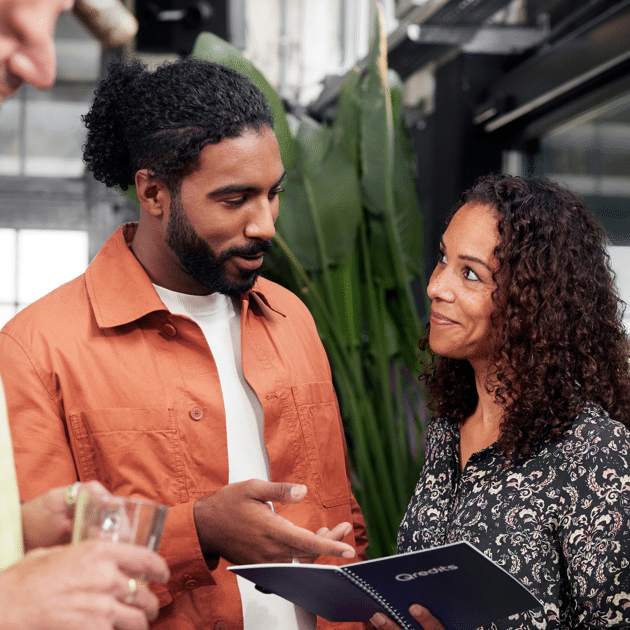 man en vrouw kijken elkaar aan na een training belastingen