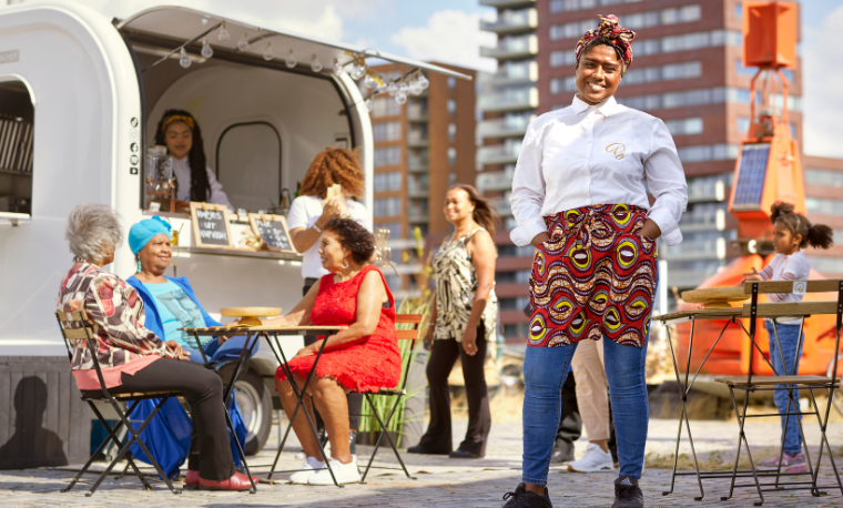 een vrouw is erg trots op haar foodtruck