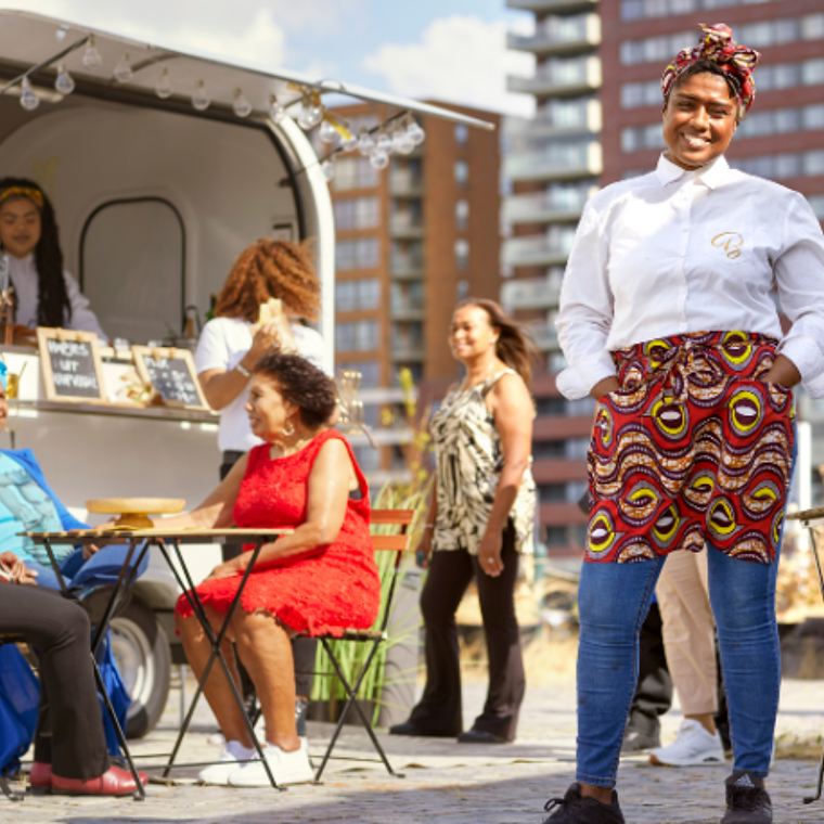 een vrouw is erg trots op haar foodtruck