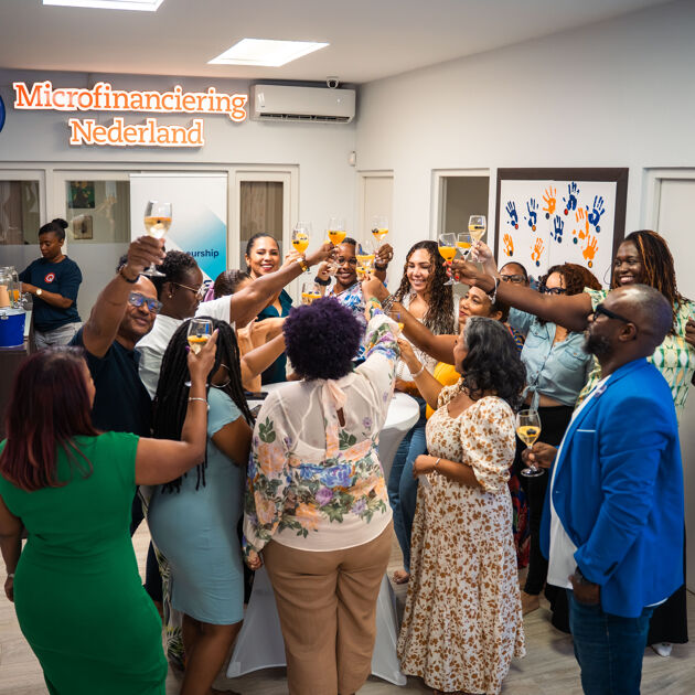 Er wordt getoost op het 7 jarig jubileum van Qredits Curacao.