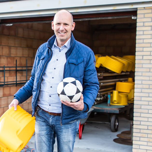 Man met korfbal en een korf.