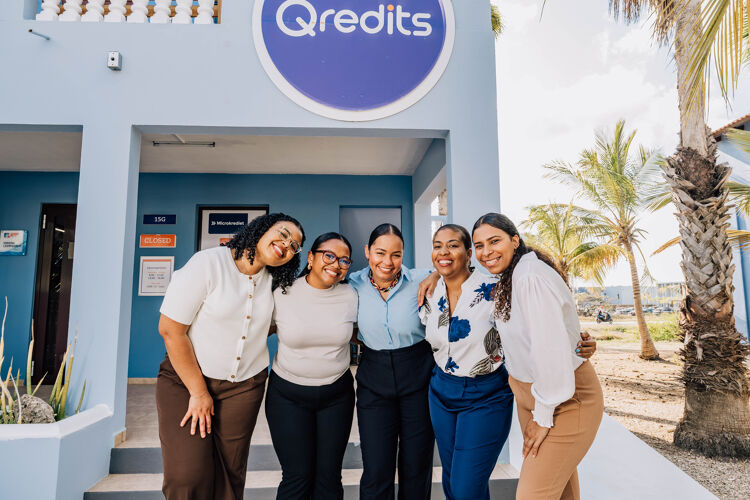 Groepsfoto van vrouwen Qredits Bonaire. De vrouwen lachen en kijken vrolijk.