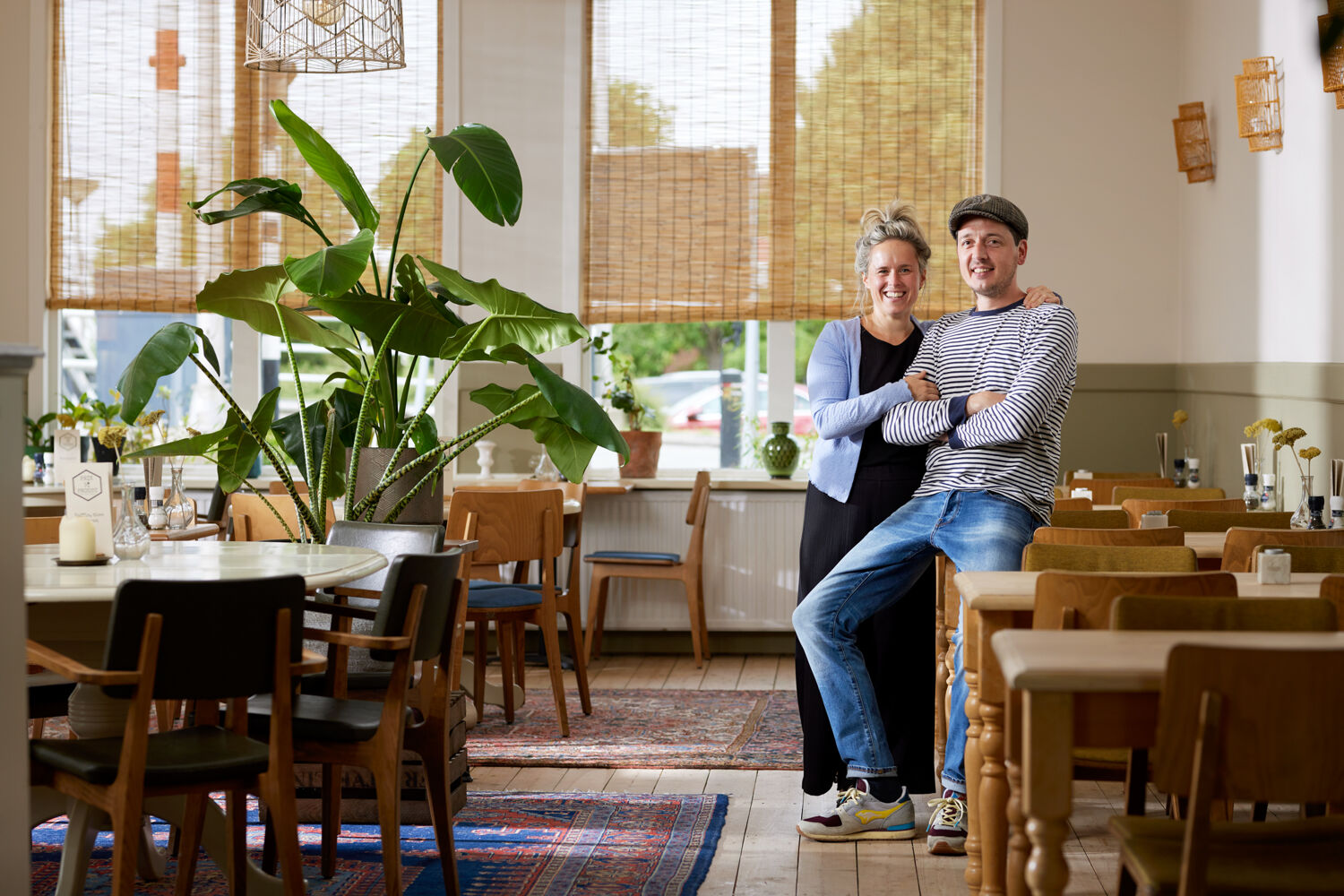 Man en vrouw houden elkaar vast en lachen