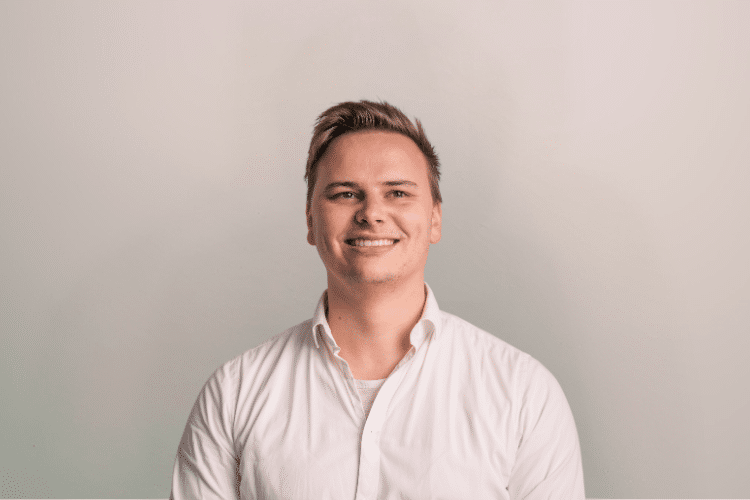 Laurens medewerker Qredits man in wit shirt voor grijze achtergrond